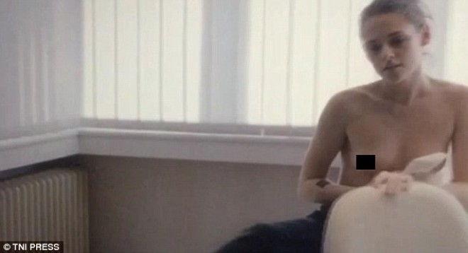 Filmdən çılpaq fotosu yayıldı 