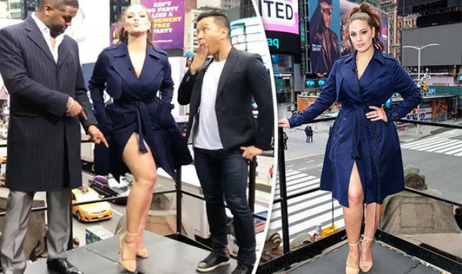Məşhur model ayağını nümayiş etdirdi 