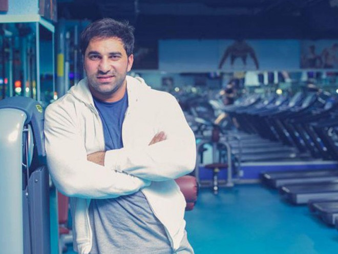 Kamil Zeynallı qurbağa yedi - video