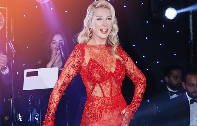Seda Sayan qırmızı dekolteli libası ilə gecəyə damğa vurdu - foto