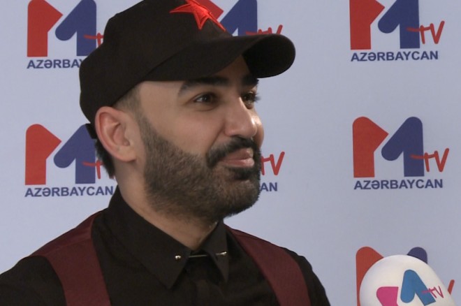 Mahnısı sevilən Elvin Elcan xoş xəbərini ilk olaraq bizə açıqladı - özəl