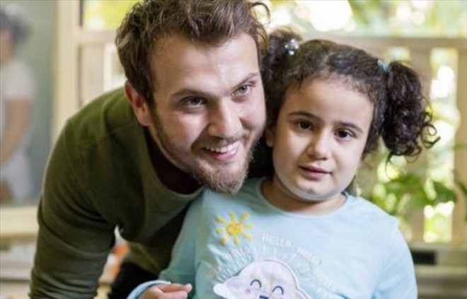 Aras Bulut İynemli uşaqlarla əyləndi
