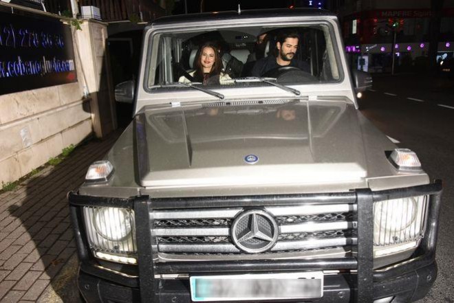 Aktyor xanımına lüks avtomobil aldı 