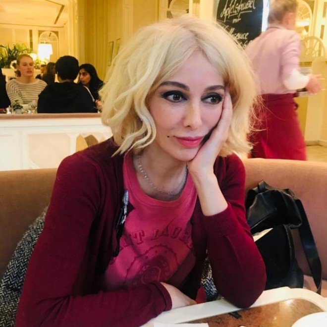 Aktrisa saçlarını sarı rəngə boyatdı 