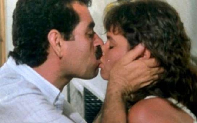 Hülya öpüşmə səhnəsindən danışdı