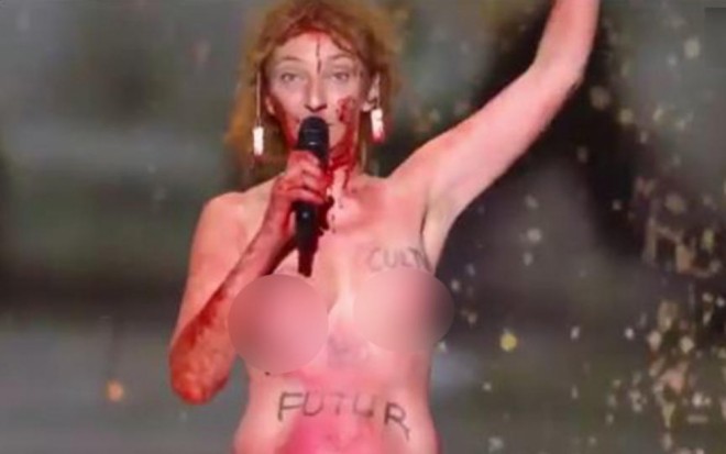 Korin Masyero səhnədə soyundu - foto
