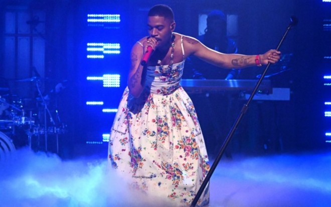 Repçi səhnəyə qadın paltarında çıxdı