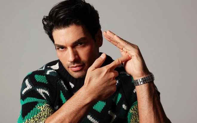 Aktyor şəxsi əşyalarını uşaqlara bağışladı