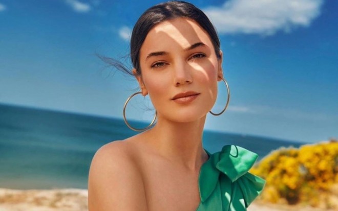 Aktrisa övladlığa uşaq götürür