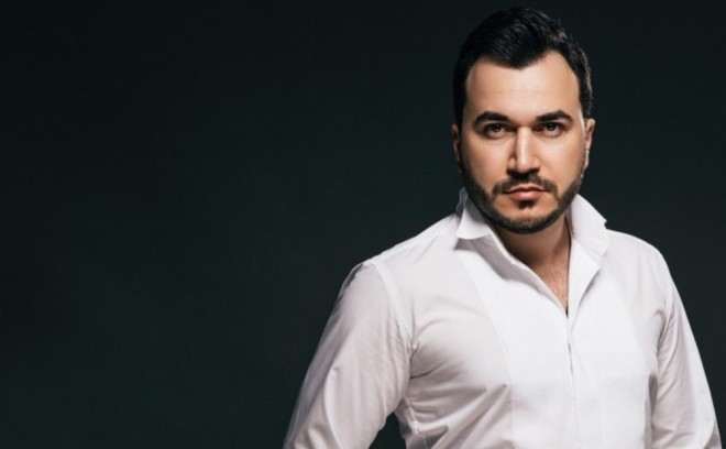 Elvin&nbsp;ayaqqabı biznesi ilə məşğuldur