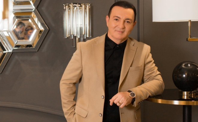 Əməkdar artist idmanla məşğul olur
