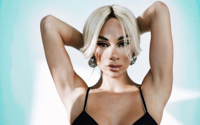 Müğənni jurnalı üçün fotosessiya etdirib