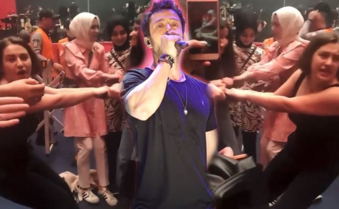 Qızlar konsertdə dəsmala görə çəkmişdilər - foto