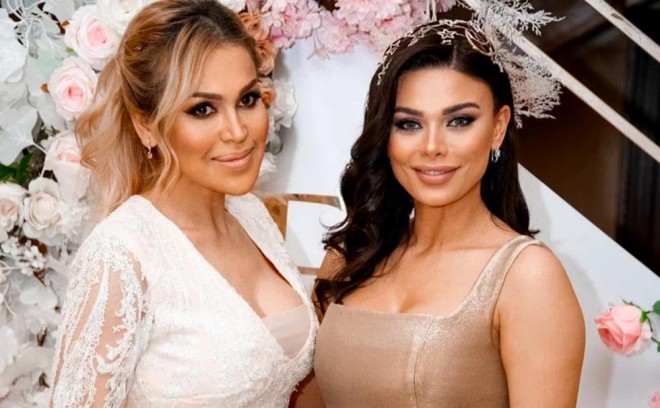 Aysunun başımda anası daraq sındırıb