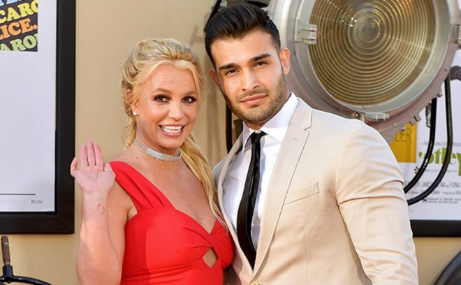 Britni Spirs nikah müqaviləsi bağlayır