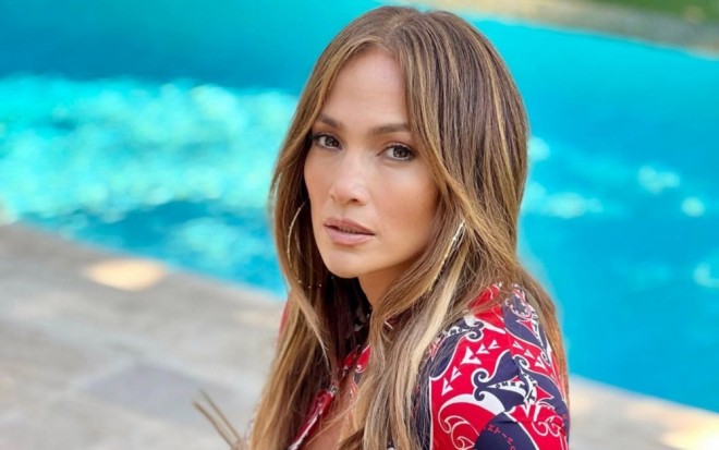 Cenifer Lopez gecə geyimi ilə təyyarəyə minib