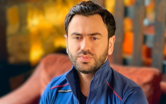 Üzeyirin əlinə tikiş qoyulub